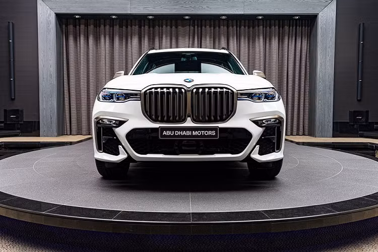 Đầu tiên, về mức giá xe BMW X7 xDrive40i bản tiêu chuẩn sẽ bán ra từ 73.900 USD (khoảng 1,7 tỷ đồng) tại Mỹ trong khi với bản xDrive50i, khách hàng sẽ phải bỏ ra khoảng 92.600 USD (khoảng 2,1 tỷ đồng). Bên cạnh đó, biến thể M50i có giá 99.600 USD (khoảng 2,3 tỷ đồng) và đi kèm với một loạt các nâng cấp hiệu năng vượt trội.