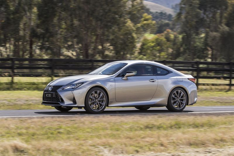 Chiếc coupe thể thao Lexus RC mới cũng được bổ sung thanh giằng ổn định tăng đường kính nhưng mỏng hơn ở phía sau, trục khuỷu trên bằng nhôm độ bền cao vừa nhẹ hơn vừa cứng hơn và phanh đỗ điện tử thay thế loại thủ công trước đây.