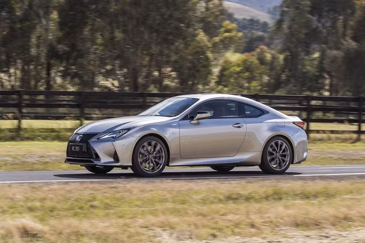 Chiếc coupe thể thao Lexus RC mới cũng được bổ sung thanh giằng ổn định tăng đường kính nhưng mỏng hơn ở phía sau, trục khuỷu trên bằng nhôm độ bền cao vừa nhẹ hơn vừa cứng hơn và phanh đỗ điện tử thay thế loại thủ công trước đây.