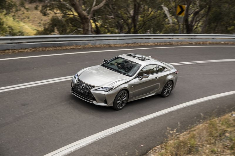 Tại thị trường Úc, giá xe Lexus RC 2021 bán ra khởi điểm từ 67.990 đô la Úc (khoảng 1,15 tỷ đồng) đối với RC 300, phiên bản RC 350 sẽ có giá từ 70.736 đô la Úc (khoảng 1,2 tỷ đồng), chỉ tăng nhẹ so với mẫu xe tiền nhiệm.