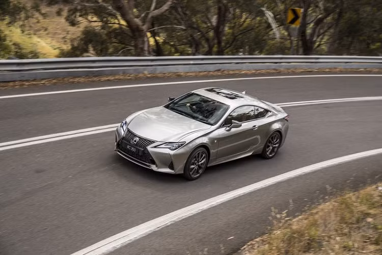 Tại thị trường Úc, giá xe Lexus RC 2021 bán ra khởi điểm từ 67.990 đô la Úc (khoảng 1,15 tỷ đồng) đối với RC 300, phiên bản RC 350 sẽ có giá từ 70.736 đô la Úc (khoảng 1,2 tỷ đồng), chỉ tăng nhẹ so với mẫu xe tiền nhiệm.