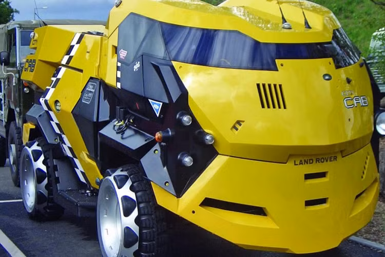 Ba chiếc trong số chúng đã được độ thêm nữa bởi Land Rover và đăng ký sử dụng trên đường phố, mang nhiệm vụ chở những người nổi tiếng tại buổi ra mắt phim “Judge Dredd” ở Luân Đôn. Ngày nay, thi thoảng người ta lại thấy một chiếc Land Rover City Cab rao bán trên eBay, và có lời đồn rằng chính bản thân Stallone đã mua lấy một chiếc làm kỷ niệm. Ngoài ra, một chiếc xe từ phim có được trưng bày tại Viện bảo tàng Ô tô Anh Quốc ở Gaydon.