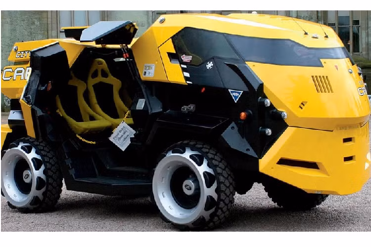 Mặc dù có dáng vẻ ngoại thất và nội thất mang chất tương lai đến thế, nhưng thực tế thì City Cab sản xuất năm 1995 lại trang bị hệ thống máy móc… cực lạc hậu. Đội ngũ kỹ sư của Land Rover đã tìm kiếm lời khuyên từ một số chuyên gia về cách khiến xe hoạt động. Hóa ra, mẫu 101 Forward Control của công ty chính là “khung xương” lý tưởng cho việc này.