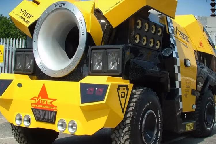 Trên phương diện động cơ, City Cab cũng chẳng có lấy một hệ thống máy móc tân tiến gì cả. Chúng vẫn sử dụng khối động cơ V8 Rover dung tích 3.5 lít nguyên bản của xe 101 Forward Control. Khối động cơ này được thấy lần đầu trong xe Buick ở năm 1960. Hầu hết 32 chiếc xe được sử dụng trong phim đều được biến đổi trở lại thành 101 Forward Control và có lẽ là bán cho những người hâm mộ xe.