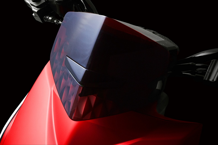 Ghi đông trên Limi thế hệ mới được gắn thêm tấm kính chắn gió tối màu giúp tăng thêm tính nổi bật.