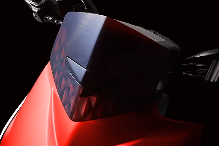 Ghi đông trên Limi thế hệ mới được gắn thêm tấm kính chắn gió tối màu giúp tăng thêm tính nổi bật.