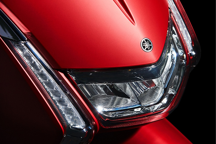 Phần đầu xe có thiết kế hiện đại với công nghệ LED, chạy dọc 2 bên xe là dãy đèn chiếu sáng ban ngày DRL cùng đèn báo rẽ ở phía dưới. Nhìn chung, đầu xe của Limi 2020 khá trống trải và không có các đường nét tạo điểm nhấn.