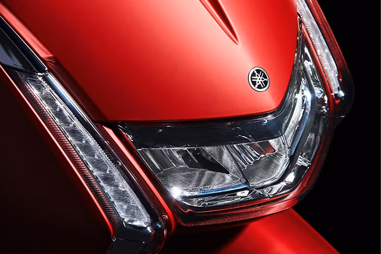 Phần đầu xe có thiết kế hiện đại với công nghệ LED, chạy dọc 2 bên xe là dãy đèn chiếu sáng ban ngày DRL cùng đèn báo rẽ ở phía dưới. Nhìn chung, đầu xe của Limi 2020 khá trống trải và không có các đường nét tạo điểm nhấn.