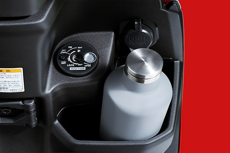 Khá đáng tiếc khi Yamaha Đài Loan không trang bị cho Limi 2020 khóa thông minh, xe vẫn sử dụng chìa khóa cơ truyền thống. Phía bên phải được trang bị hộc chứa đồ khá sâu có thể để vừa một bình nước, ngoài ra còn có thêm một cổng sạc USB.