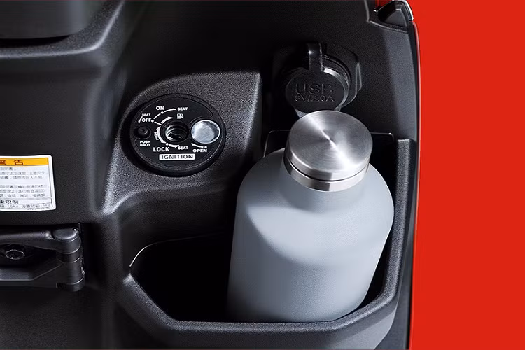 Khá đáng tiếc khi Yamaha Đài Loan không trang bị cho Limi 2020 khóa thông minh, xe vẫn sử dụng chìa khóa cơ truyền thống. Phía bên phải được trang bị hộc chứa đồ khá sâu có thể để vừa một bình nước, ngoài ra còn có thêm một cổng sạc USB.