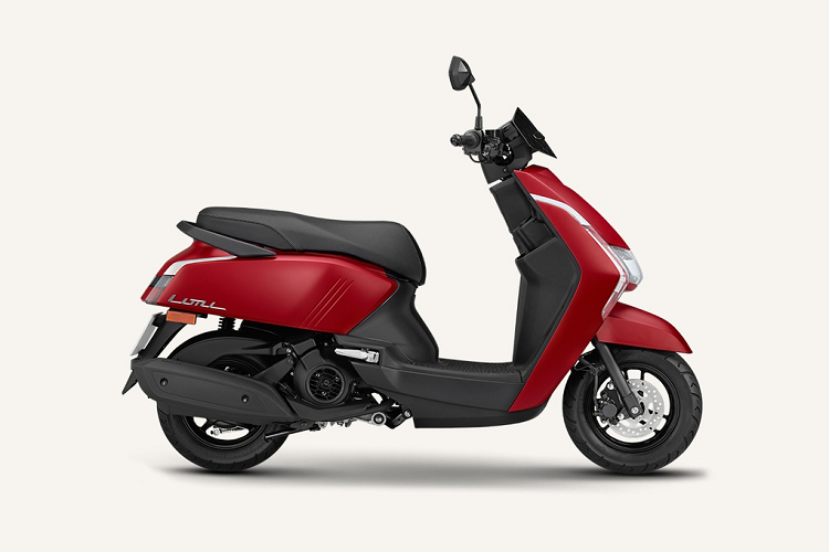 Về tổng thể, Yamaha Limi 2020 mới có kích thước dài x rộng x cao lần lượt là 1.725 x 715 x 1.000 mm, chiều dài trục cơ sở 1.205 mm. Khối lượng khô của Limi 2020 chỉ đạt mức 97 kg, khá nhẹ so với các mẫu xe 125 cc khác trên thị trường.