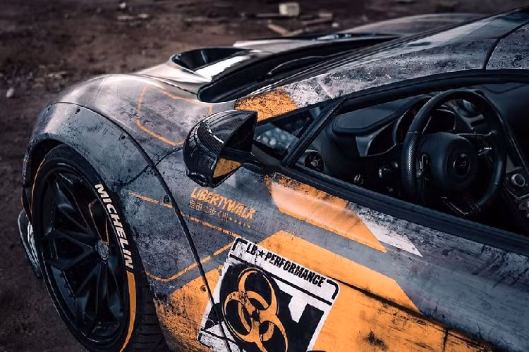 Sau khi được tiếp xăng, khối động cơ V8 3.8 lít twin-turbo đã bắt đầu gầm gử trở lại, đưa nhân vật chính ra khỏi vùng Exclusion Zone tới một nơi không còn bị ô nhiễm phóng xạ.