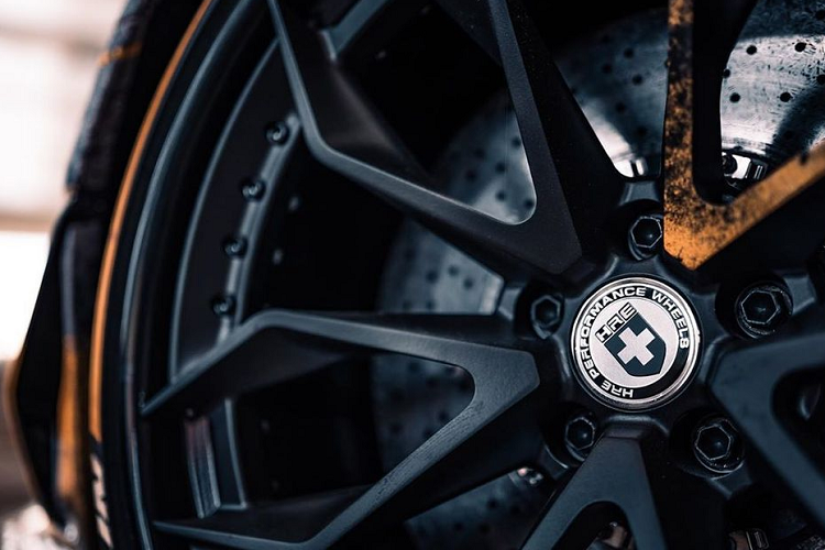 Khác với chiếc 650S Spider nguyên bản, nhà độ Nhật – Liberty Walk đã khoác lên phiên bản này bộ body kit mới với các vòm bánh mới, các vây bên cỡ lớn, bộ cản trước kiểu mới trong khi cản sau và khe khuếch tán cũng được sửa đổi, cánh lướt gió cỡ lớn phía sau và cuối cùng là 4 chiếc vành độ. Đặc biệt, lớp dán đề-can của chiếc xe thể thao được thiết kế theo chủ đề ngày tận thế.