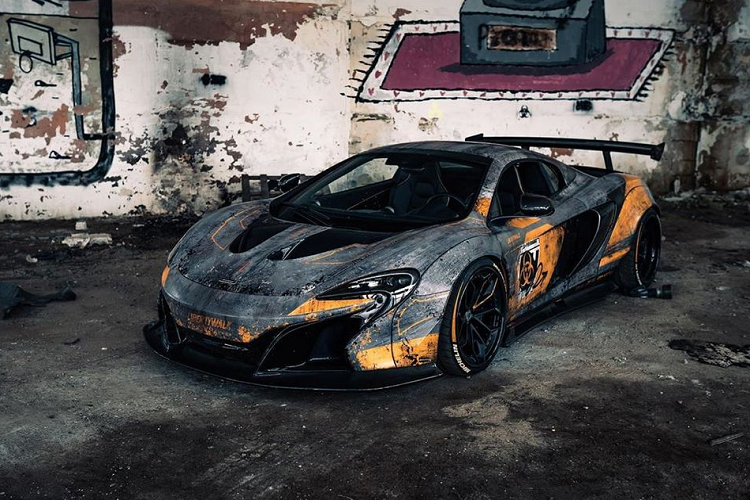 Về chiếc xe McLaren 650S từ Liberty Walk này, người xem có cảm giác như nó được tìm thấy trong trạng thái phủ bạt tại một khu vực xưởng hoặc tòa nhà bị cách ly lâu năm.