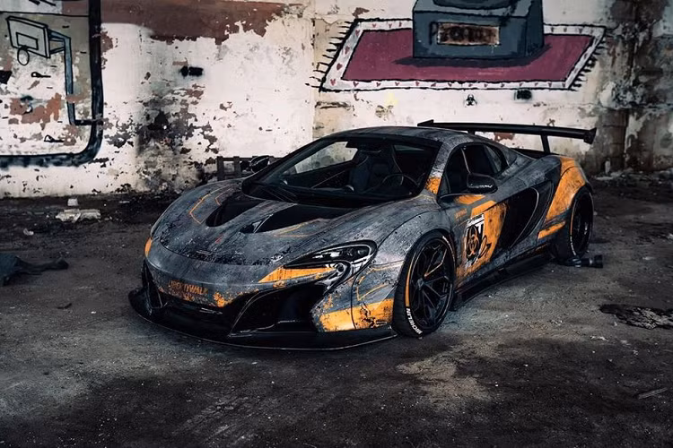 Về chiếc xe McLaren 650S từ Liberty Walk này, người xem có cảm giác như nó được tìm thấy trong trạng thái phủ bạt tại một khu vực xưởng hoặc tòa nhà bị cách ly lâu năm.