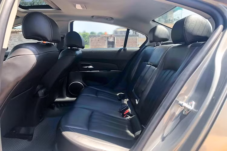 Chiếc Chevrolet Cruze LTZ đời 2017 trong bài viết là một ví dụ Cruze đã qua sử dụng rao bán trên thị trường với mức giá khoảng trên 400 triệu đồng. Bản thân chiếc Cruze này đã lăn bánh khoảng 30.000km được rao bán với giá 450 triệu đồng, mức giá tương đương với lựa chọn xe hạng A.