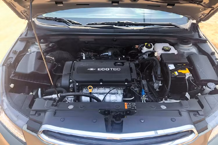 Mặc dù mang đến khả năng vận hành đầm chắc, vững chãi, nhưng Cruze LTZ lại mang nhược điểm lớn chính là tiêu hao nhiên liệu hơn so với các đối thủ trong phân khúc C. Động cơ 1.8L đi cùng với trọng lượng không tải khoảng 1,2 - 1,3 tấn khiến Cruze “ăn uống” khoảng 8 lít/100km đường hỗn hợp, khoảng 6,5 lít/100km đường cao tốc và hơn 11 lít/100km đường trong thành phố.