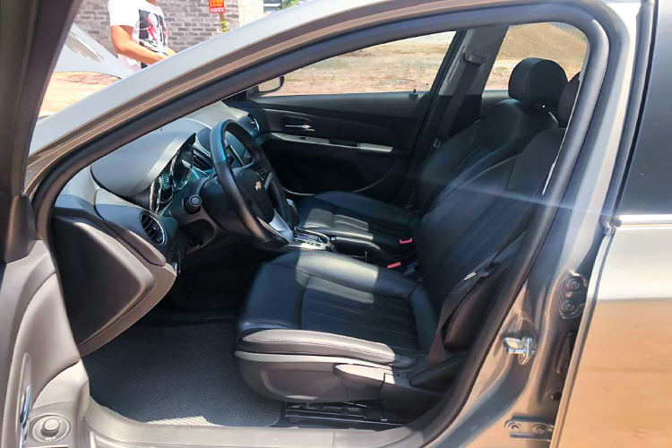 Ưu điểm của Cruze LTZ là “đồ chơi” options được trang bị khá đầy đủ với ghế bọc da, cửa sổ trời sang chảnh, màn hình cảm ứng 7 inch hỗ trợ kết nối điện thoại thông minh, USB, AUX, Bluetooth, ga tự động (Cruise Control), cảm biến đỗ xe phía sau, camera lùi và khởi động bằng nút bấm…