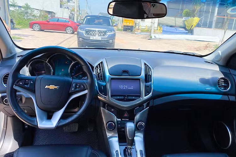 Cruze LTZ 2017 được trang bị động cơ 4cyl dung tích 1.8L hút khí tự nhiên, công nghệ Ecotec cho công suất tối đa 139 mã lực và mômen xoắn cực đại 176Nm. Sức mạnh được truyền xuống cầu trước (FWD) thông qua hộp số tự động 6 cấp.