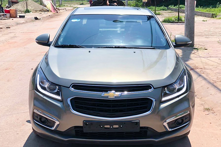 Tại thời điểm Cruze còn được phân phối, dòng xe này luôn có một mức giá hấp dẫn hơn so với các lựa chọn xe Hàn và Nhật như Kia Cerato, Mazda3 hay Toyota Corolla Altis. Giá xe Chevrolet Cruze bản LTZ “full option” này có giá bán 629 triệu đồng, rẻ hơn 10 triệu đồng so với lựa chọn Kia Cerato 2.0. Thậm chí rẻ hơn 300 triệu so với xe Nhật như Toyota Altis V-Sport vốn có giá lên đến 932 triệu đồng tại thời điểm đó.