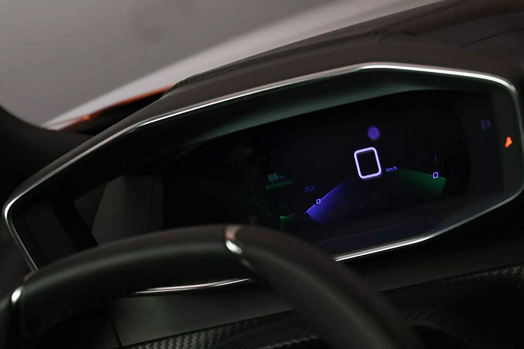 Về trang bị an toàn, Peugeot 2008 2020 tại thị trường Việt hứa hẹn sẽ có nhiều “đồ chơi” như điều kiểm hành trình thích ứng, phanh khẩn cấp tự động, tính năng nhận diện biển báo đường bộ, cảnh báo điểm mù.