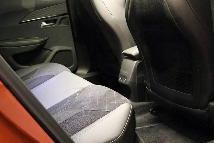 Chính vì điều này, giá xe Peugeot 2008 2020 được dự đoán là sẽ cao hơn các đối thủ trong phân khúc. Có thể nói giá bán của Peugeot 2008 sẽ tiệm cận hoặc cao hơn giá bán của Honda HR-V (giá từ 786 triệu đồng) – Mẫu xe giá cao nhất trong phân khúc CUV hạng B. Peugeot 2008 2020 mang phong cách thiết kế hiện đại và sắc sảo tương tự như hai đàn anh. Bên cạnh đó, nội thất của Peugeot 2008 hứa hẹn sẽ hấp dẫn khách Việt với các trang bị như: trang bị vô lăng 2 chấu thiết kế hiện đại, cụm đồng hồ hỗ trợ lái kỹ thuật số i-Cockpit.