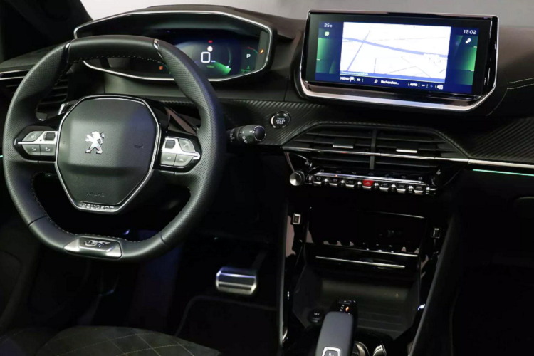 Sau khi được ra mắt, Peugeot 2008 sẽ cạnh tranh trực tiếp với Ford EcoSport, Hyundai Kona, Honda HR-V hay thậm chí là “người nhà” Kia Seltos vừa được ra mắt cách đây không lâu. Mặc dù đứng chung một phân khúc với “người nhà” Kia Seltos, tuy nhiên Peugeot 2008 sẽ được định vị cao cấp hơn Seltos. Cách làm này tương tự như hai dòng sản phẩm Peugeot 3008 (5 chỗ) và 5008 (5+2 chỗ), khi hai dòng xe này được định vị và đứng tách biệt với các mẫu CUV 5 và 5+2 chỗ phổ thông trên thị trường.