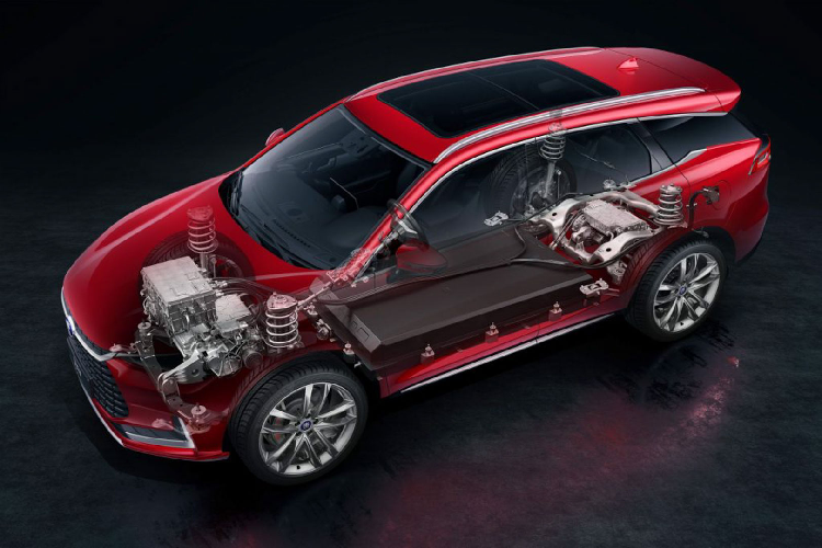 Mẫu xe điện BYD Tang hiện đang ở thế hệ thứ hai kể từ lần đầu tiên ra mắt tại Triển lãm ôtô quốc tế Bắc Kinh năm 2018. BYD Tang được mở bán tại Trung Quốc với 3 cấu hình bao gồm động cơ xăng, động cơ hybrid và động cơ điện tương tự như đàn anh BYD Song. Trong đó, cấu hình động cơ điện được chia làm 2 biến thế khác nhau với phiên bản mạnh nhất được gọi tên là EV600D.