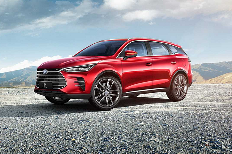 Trong khi đó, biến thể EV600 nhỏ hơn đã lược bỏ động cơ điện phía sau để trở thành cấu hình dẫn động cầu trước, với công suất 241 mã lực và momen xoắn 330Nm. Về hiệu năng, EV600D mất 4,4 giây để tăng tốc từ 0 đến 100 km / h, trong khi EV600 cần 8,5 giây. Cả hai biến thể đều được cung cấp năng lượng bởi bộ pin 82,8 kWh hỗ trợ sạc nhanh, giúp pin đầy từ 30-80% chỉ trong 30 phút.