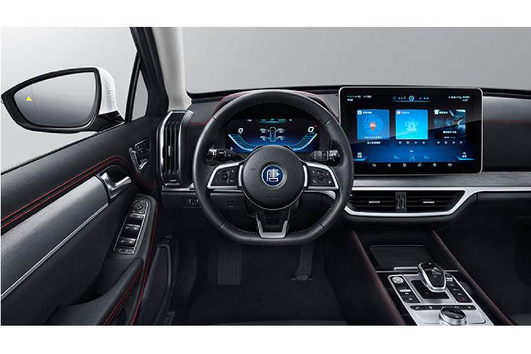 Phiên bản BYD Tang EV600D mới được trang bị motor kép sản sinh công suất 482 mã lực và momen xoắn cực đại 660 Nm. Tang EV600D sử dụng hệ dẫn động 4 bánh toàn thời gian. Mỗi động cơ điện được gắn trên 1 trục sinh công suất 241 mã lực.