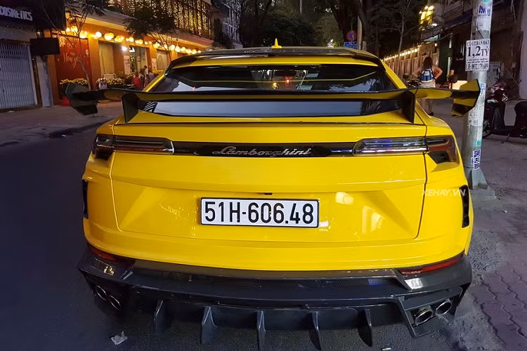 Trong đó, nổi bật phải kể tới những chi tiết như nắp ca-pô bằng carbon, cản dưới góc cạnh, khe hút gió kiểu nan lớn, ốp cảm biến phía trước, cản dưới sửa đổi thể thao và dữ dằn, ốp gương, khe thoát gió trên hộc bánh xe...