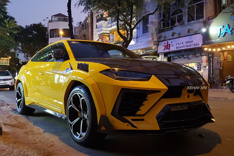 Lamborghini Urus là mẫu SUV nhanh nhất thế giới với trang bị động cơ xăng Biturbo V8 4.0L, cho ra công suất 641 mã lực và 850Nm mô-men xoắn cực đại, cho phép siêu SUV chỉ mất 3,6 giây để tăng tốc từ 0 - 100 km/h, trước khi đạt tốc độ tối đa 305 km/h. Giá xe Lamborghini Urus tại Việt Nam hiện khoảng hơn 20 tỷ đồng.
