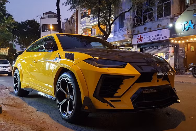 Lamborghini Urus là mẫu SUV nhanh nhất thế giới với trang bị động cơ xăng Biturbo V8 4.0L, cho ra công suất 641 mã lực và 850Nm mô-men xoắn cực đại, cho phép siêu SUV chỉ mất 3,6 giây để tăng tốc từ 0 - 100 km/h, trước khi đạt tốc độ tối đa 305 km/h. Giá xe Lamborghini Urus tại Việt Nam hiện khoảng hơn 20 tỷ đồng.