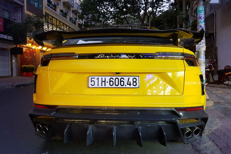 Lamborghini cung cấp 6 chế độ lái cho Urus bao gồm 3 thiết lập chuyên biệt cho địa hình xấu (Terra), đường tuyết (Neve) và đường cát (Sabbia) và 3 chế độ Strada, Sport và Corsa. Trang bị an toàn đáng chú ý trên Urus là hệ thống phanh khẩn cấp tự động, camera 360 độ, đèn pha tự động, cảm biến đỗ xe trước/sau và kiểm soát hành trình chủ động...