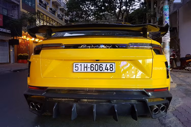 Lamborghini cung cấp 6 chế độ lái cho Urus bao gồm 3 thiết lập chuyên biệt cho địa hình xấu (Terra), đường tuyết (Neve) và đường cát (Sabbia) và 3 chế độ Strada, Sport và Corsa. Trang bị an toàn đáng chú ý trên Urus là hệ thống phanh khẩn cấp tự động, camera 360 độ, đèn pha tự động, cảm biến đỗ xe trước/sau và kiểm soát hành trình chủ động...