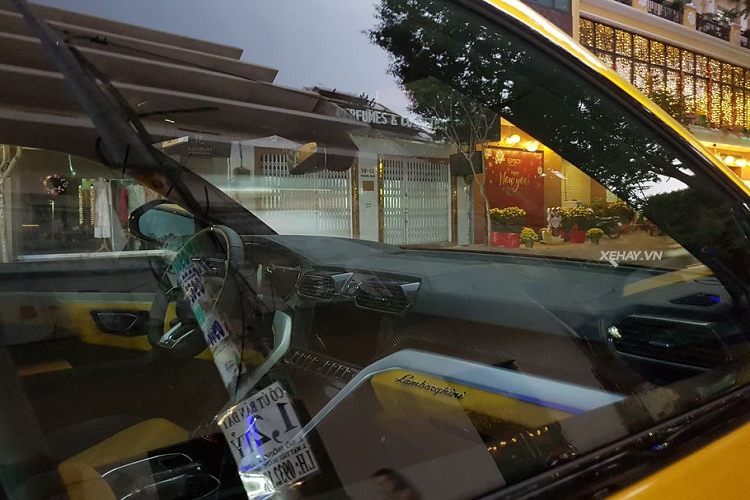 Siêu phẩm Urus độ Mansory độc nhất tại Việt Nam sở hữu nước sơn ngoại thất màu vàng Giallo Auge đặc trưng