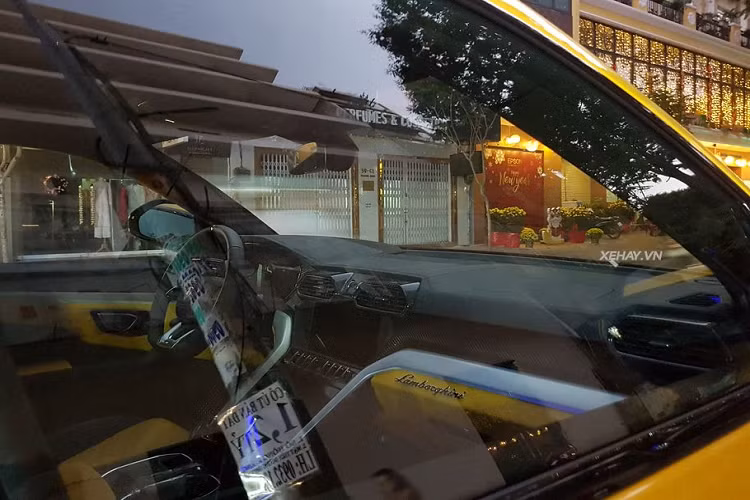 Siêu phẩm Urus độ Mansory độc nhất tại Việt Nam sở hữu nước sơn ngoại thất màu vàng Giallo Auge đặc trưng