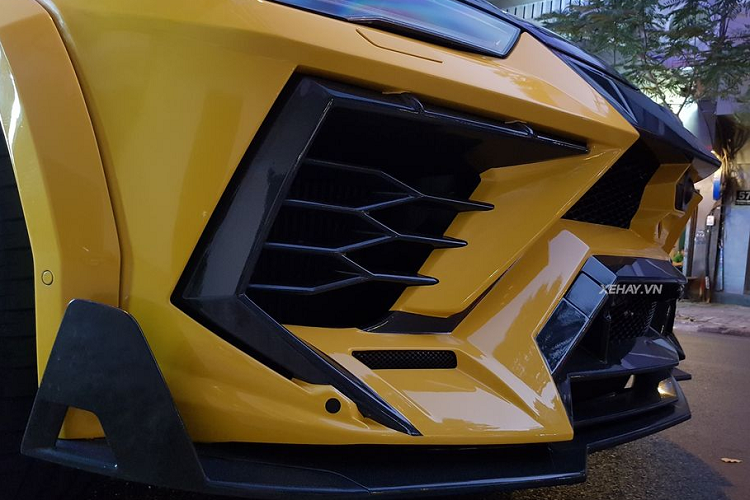 Bản độ Lamborghini Urus Mansory Venatus độc nhất tại Việt Nam được chế tác và hoàn thiện 100% từ một xưởng độ tại TP.Hồ Chí Minh. Dựa vào những hình ảnh cận cảnh của xe trên phố có thể nhận thấy, bản độ Mansory Venatus của siêu phẩm Lamborghini Urus gồm có rất nhiều sự thay đổi ở phần ngoại thất.
