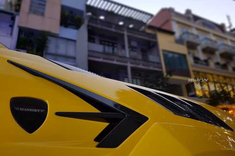 Không chỉ phần cản dưới ở đầu xe, toàn bộ cản dưới xung quanh thân và đuôi xe đều được tinh chỉnh lại. Chưa hết, phía đuôi xe còn gây ấn tượng mạnh nhờ các cánh chia gió dưới gầm xe, cánh gió cỡ lớn được lắp cố định phía trên trung tâm đuôi xe kèo theo một cánh lướt gió nhỏ ở mui xe.