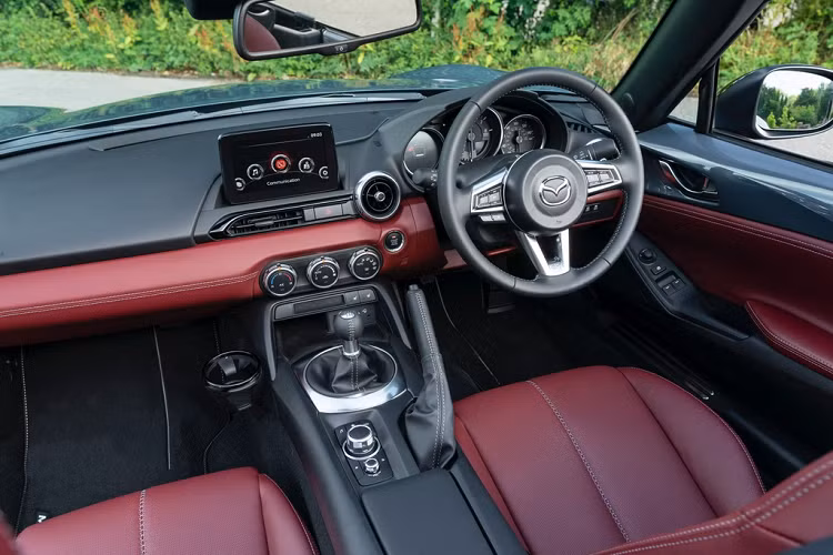 Bước vào bên trong, MX-5 R-Sport gây ấn tượng nhờ bộ ghế da Nappa màu đỏ tía với những đường chỉ khâu màu bạc. Các trang bị khác bên trong đều giống với bản MX-5 Sport 1.5L tiêu chuẩn.