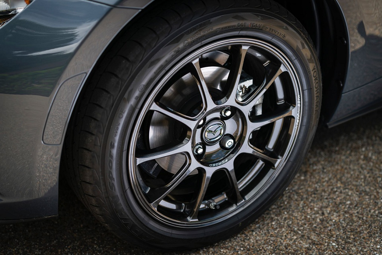 Ngoài ra, bộ mâm trên phiên bản Mazda MX-5 R-Sport đặc biệt này được nâng cấp thành loại 10 chấu, kích thước 16 inch đến từ hãng Rays.