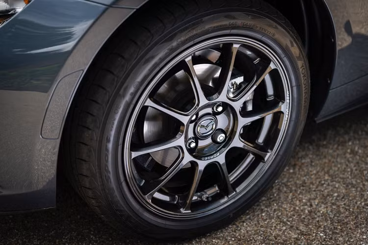 Ngoài ra, bộ mâm trên phiên bản Mazda MX-5 R-Sport đặc biệt này được nâng cấp thành loại 10 chấu, kích thước 16 inch đến từ hãng Rays.