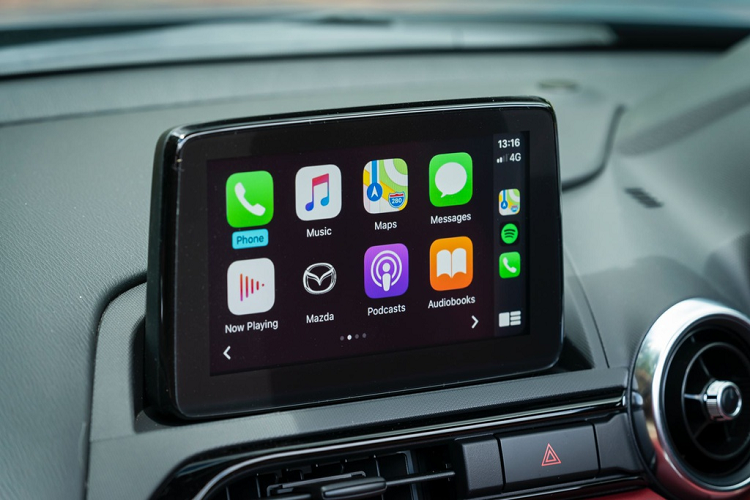 Xe được trang bị hệ thống màn hình giải trí tích hợp Apple CarPlay và Android Auto, hệ thống kiểm soát hành trình (cruise control), sưởi ghế...