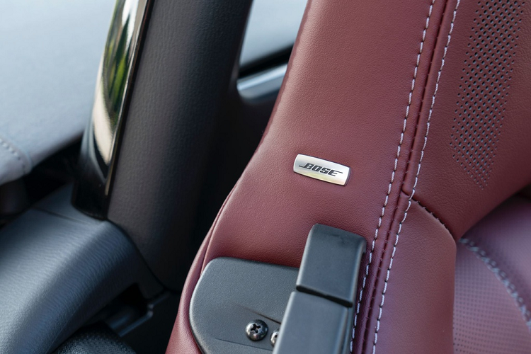 Giống với bản MX-5 Sport, MX-5 R-Sport sở hữu gói an toàn tiêu chuẩn bao gồm hỗ trợ phanh thông minh (Front Smart City Brake Support), cảnh báo chệch làn đường (Lane Departure Warning System), nhận biệt biển báo giao thông (Traffic Sign Recognition)...