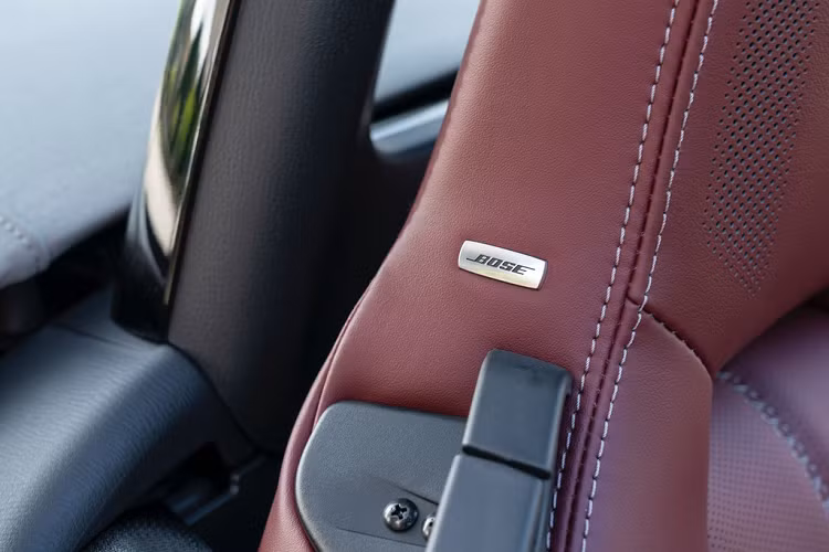 Giống với bản MX-5 Sport, MX-5 R-Sport sở hữu gói an toàn tiêu chuẩn bao gồm hỗ trợ phanh thông minh (Front Smart City Brake Support), cảnh báo chệch làn đường (Lane Departure Warning System), nhận biệt biển báo giao thông (Traffic Sign Recognition)...