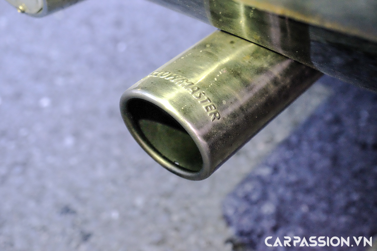 Ngoài ra, xe còn được trang bị bộ mâm 5 chấu đơn với các chấu to, được hoàn thiện với lớp chrome mờ đến từ thương hiệu American Racing. Đây chính thiết kế mâm đặc trưng thường được sử dụng trên những chiếc xe cơ bắp Mỹ ở thế kỉ trước. Bộ mâm này giúp tôn lên dáng vẻ góc cạnh, hầm hố của nhiều mẫu xe cơ bắp khác nhau. Bộ mâm này có kích thước lên tới 16 inch cùng lốp Hankook dày rất phù hợp với chiếc Mustang Mach 1 Cobra Jet 428.