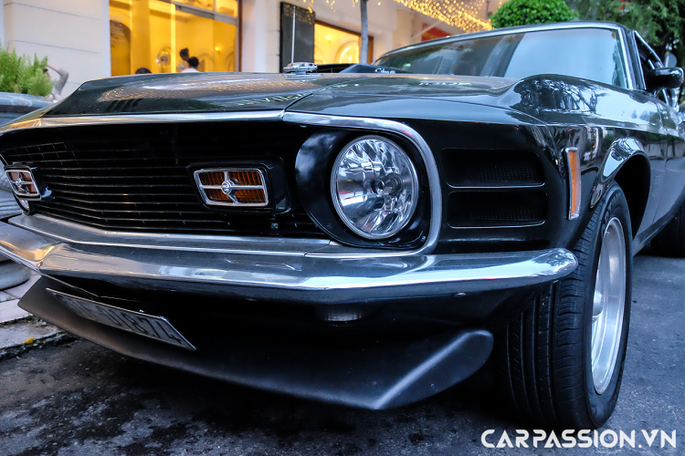 Chiếc Ford Mustang Mach 1 hàng hiếm này đã được chủ nhân phục chế lại với các chi tiết được chăm chút, làm mới một cách cẩn thận. Đây là chiếc xe thuộc thế hệ đầu tiên của dòng Mach 1 với động cơ V8, dung tích lên tới 7.0 lít và thuộc phiên bản Non Ram Air. Động cơ mạnh mẽ này có khả năng sản sinh công suất lên tới 335 mã lực, mô-men xoắn lên tới 597 Nm.