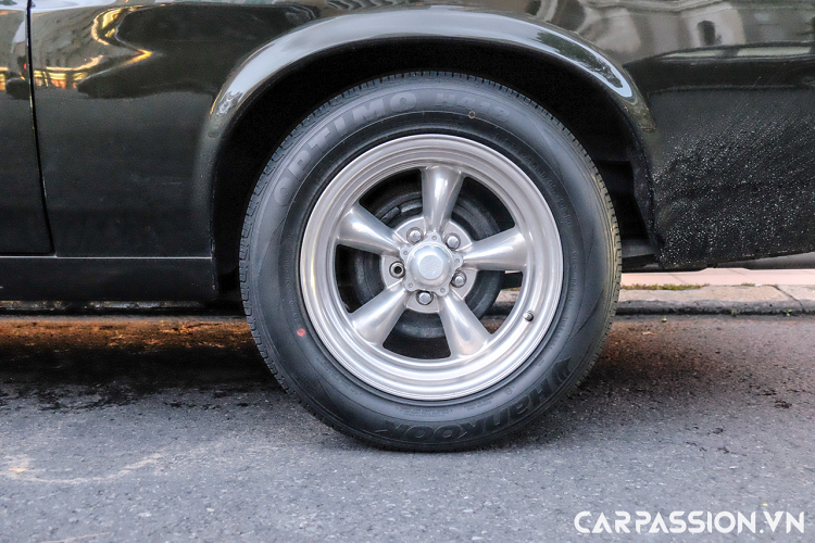 Chiếc xe này mang trên mình lớp sơn ngoại thất màu xanh rêu ánh kim với một số chi tiết màu đen nhám hầm hố như hốc gió nắp capo, cản lướt phía trước,…Ngoài ra, xe còn được trang bị các chi tiết chrome như phần cản trước cũng như cản sau, các chốt nắp capo, các viền ốp đèn,…đem lại cho xe một vẻ sang trọng cổ điển cho chiếc xe cơ bắp Mỹ.