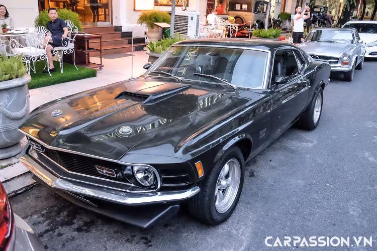 Sau khi được chủ sở hữu phục chế, làm mới các chi tiết, chiếc Ford Mustang Mach 1 Cobra Jet 428 này lại trở lại với những con phố, đồng thời ghi tên vào “bộ sưu tập” những chiếc Ford Mustang cổ đầy ấn tượng có mặt tại Việt Nam.