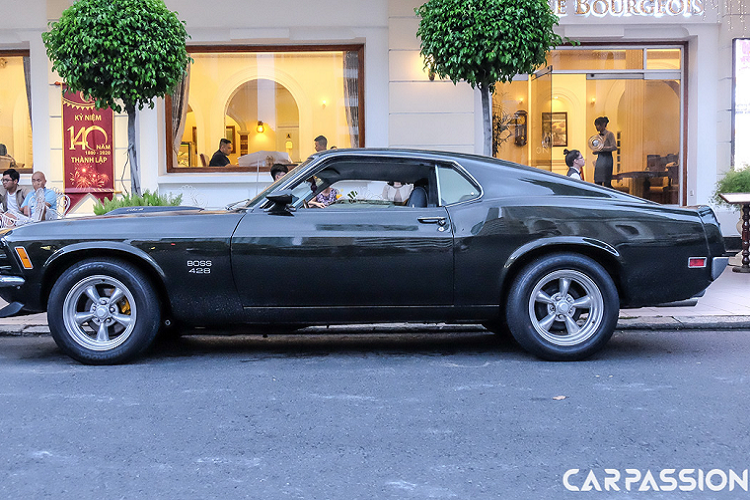 Ford Mustang được ra mắt lần đầu vào năm 1964. Không lâu sau đó, thương hiệu đã cho ra mắt gói trang bị hướng tới mặt hiệu năng Mach 1 vào tháng 8/1968. Gói Mach 1 này đem lại cho xe một bộ nhận diện mới như động cơ V8 cùng thân xe SportsRoof với những chi tiết như nắp capo màu đen mờ, chốt nắp capo dạng dây đầy thể thao, nắp nhiên liệu chrome,…